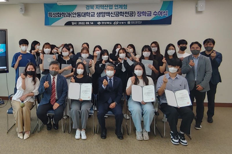 특성화학과 장학금 수여식 단체사진.jpg